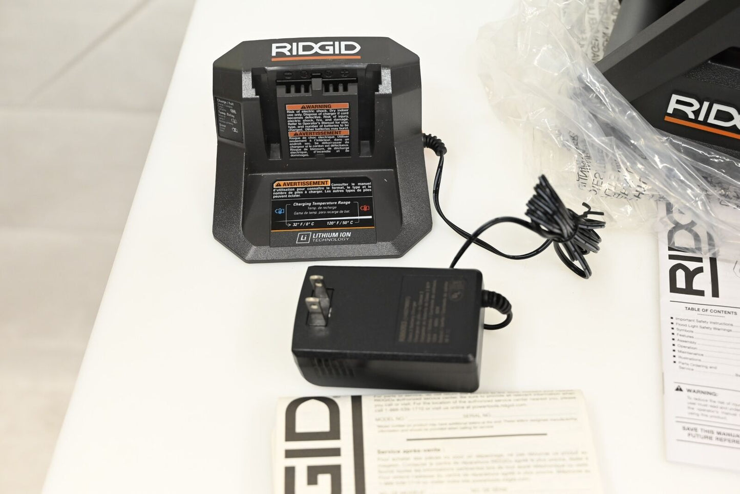 RIDGID 18V Cordless Flood Light Kit with Detachable Light with 2.0 Ah Lithium-Io