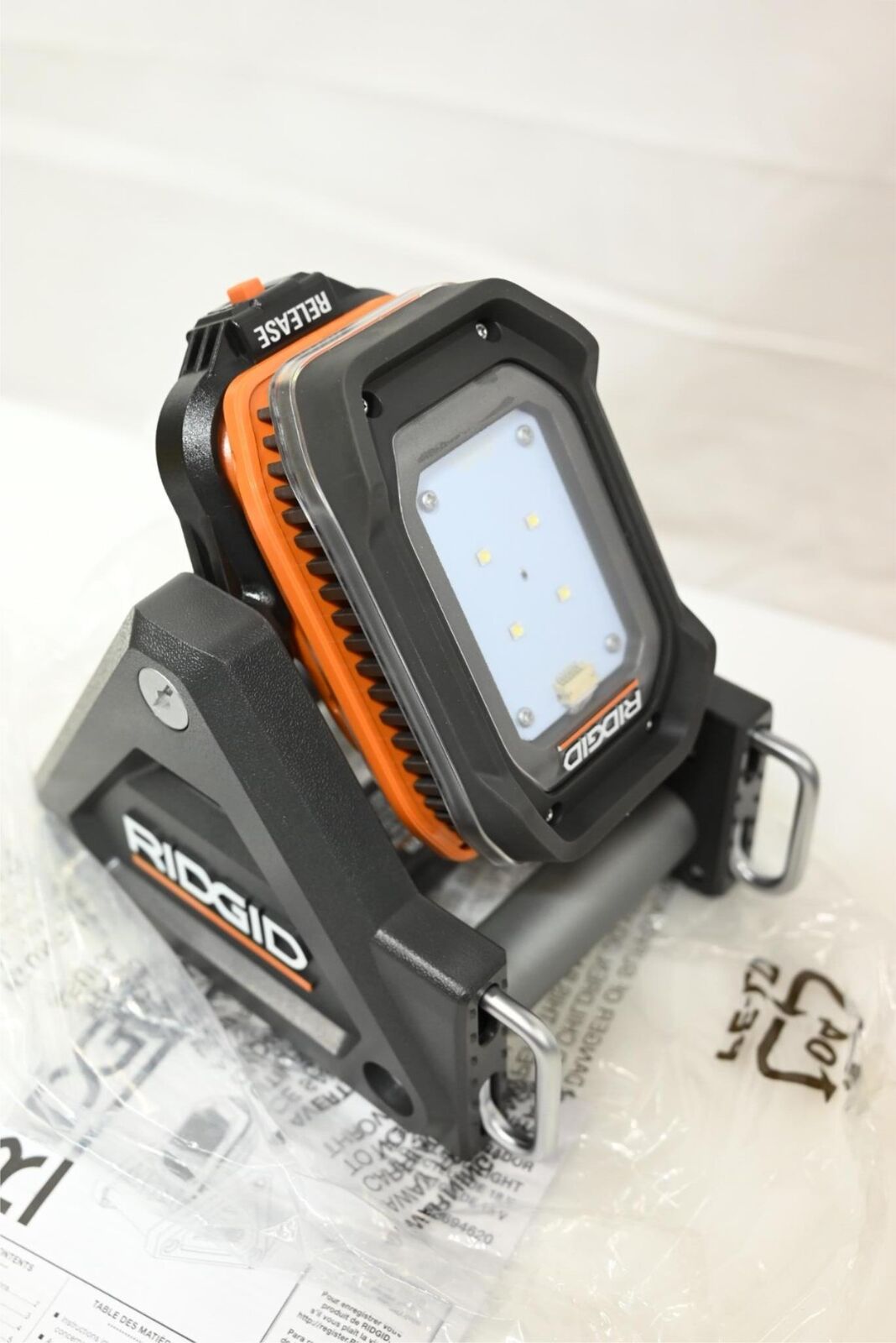 RIDGID 18V Cordless Flood Light Kit with Detachable Light with 2.0 Ah Lithium-Io