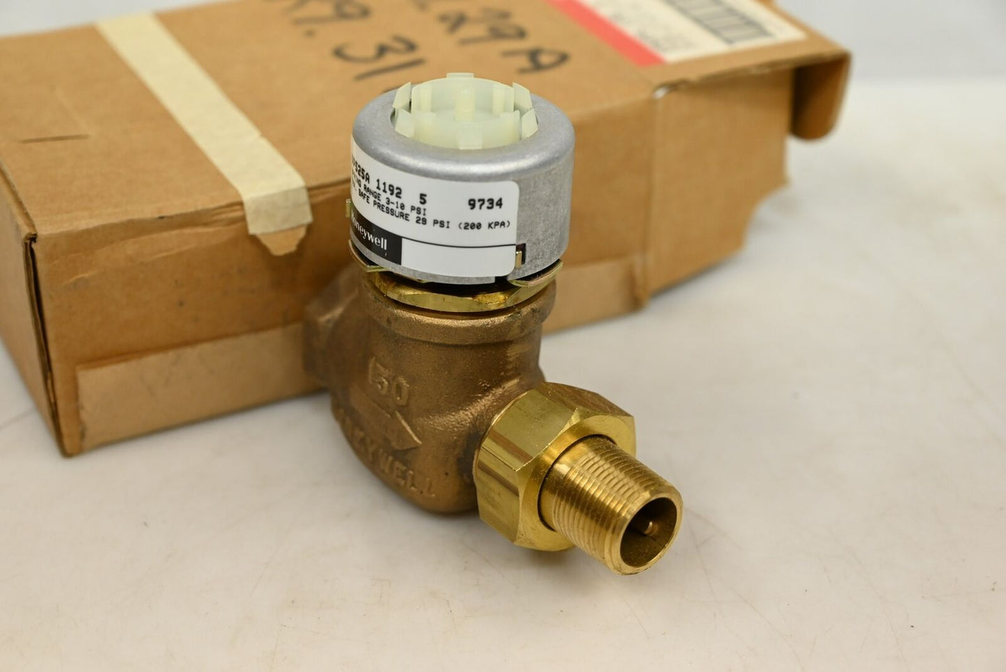 Honeywell VP525A 1192 5 3/4" Pneumatic Radiator Valve